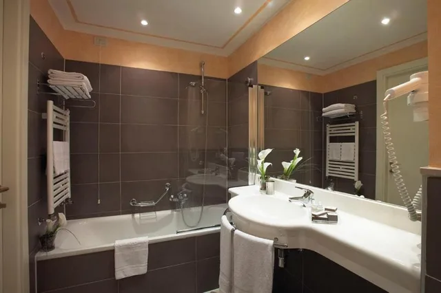 غرفة بسرير مزدوج مع سرير إضافي، Savoia Hotel Regency 7/7