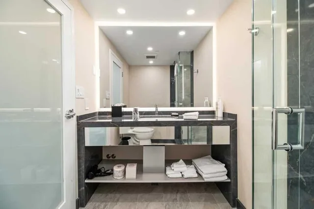 Presidential, Panoramic, Premium, Family, Suite, 1 King and 2 Queen Beds, Falls View، Embassy Suites By Hilton Niagara Falls Fallsview 6/6