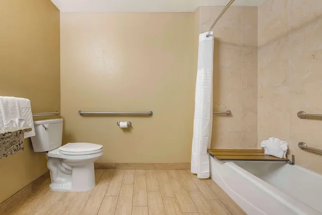 غرفة قياسية بسريرين كوين بمطبخ صغير لذوي الإعاقة، Best Western Plus Oceanside Palms 3/3