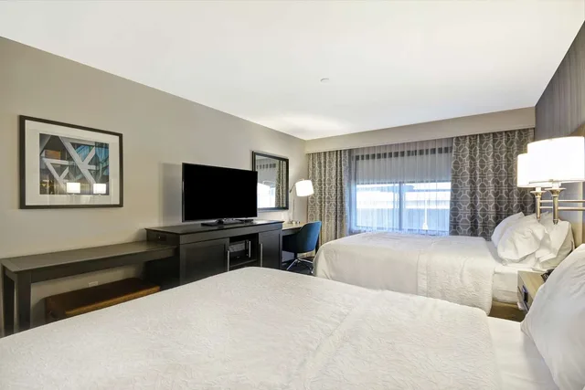 Room, Queen Bed, Hampton Inn And Suites Los Angeles Burbank Airport 1/2
