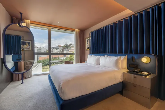 غرفة قياسية بسرير كينج، Cenica Porto Hotel, Curio Collection by Hilton 3/8