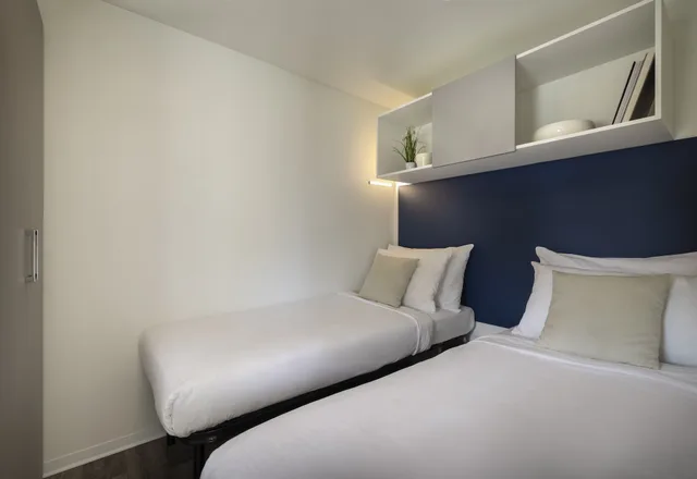 غرفة بريميوم كومفورت بسرير كوين وسريرين منفصلين بشرفة مع أريكة، Mobile Homes Valkanela 1/5