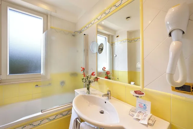 غرفة عائلية بسريرين منفصلين بشرفة مع أريكة، Hotel Continental Sorrento 4/4