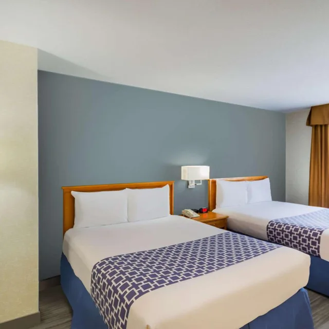 غرفة بسريرين كوين في المبنى الرئيسي، Econo Lodge Inn & Suites Calgary - University 2/10