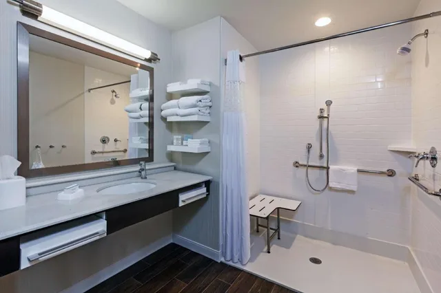 استوديو بسرير كينج مع أريكة لذوي الإعاقة، Hampton Inn and Suites Claremore Ok 4/6