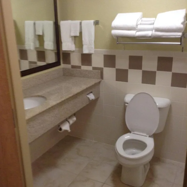 جناح بسرير كينج بغرفة نوم واحدة، AmericInn by Wyndham Newton 6/8