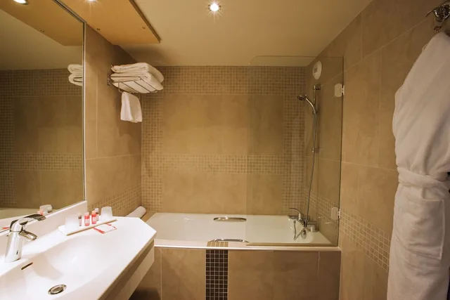 Superior, Double Bed, Hotel Lyon Metropole 2/2