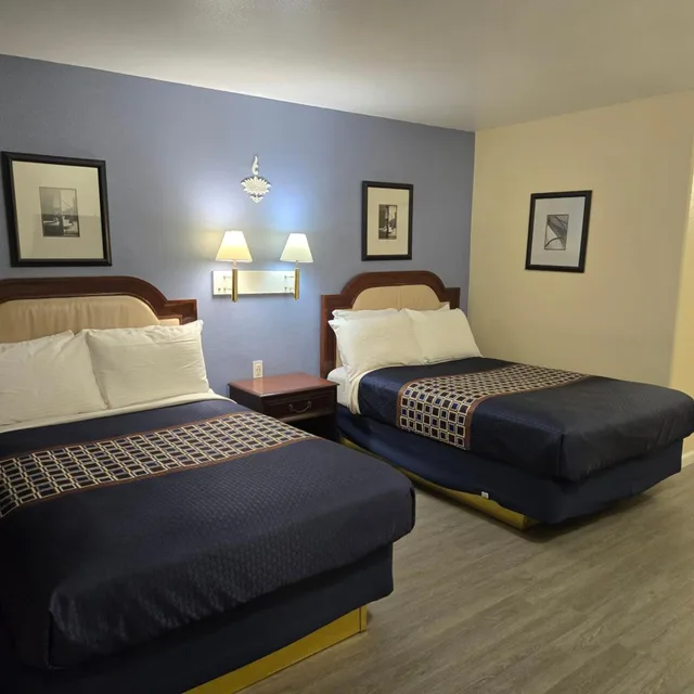 غرفة بسرير كينج وسريرين كوين، Rodeway Inn & Suites Blythe I-10, CA 4/10