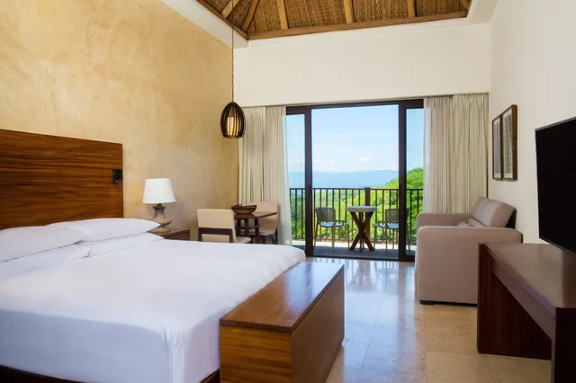 غرفة سوبيريور بسرير كينج بإطلالة على الجبل بشرفة مع أريكة، Delta Hotels Marriott Riviera Nayarit, An All Inclusive Resort 1/6
