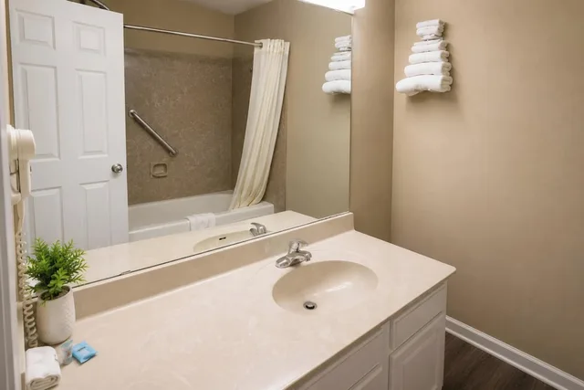 جناح بسريرين كوين بغرفتي نوم بمطبخ صغير، Plantation Oaks Suites & Inn Millington 8/10