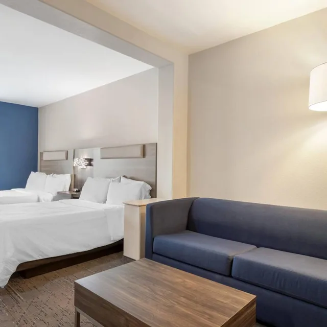 جناح بسرير كوين مع أريكة، Holiday Inn Express Suites Beeville 7/10