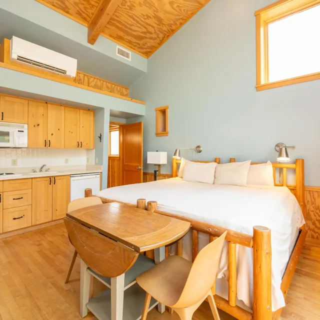 كابينة بسرير كينج بمطبخ صغير، Sleeping Lady Mountain Resort 2/4