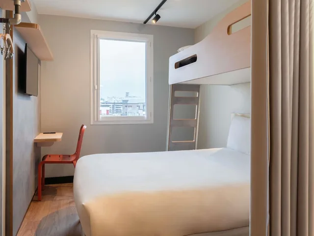 غرفة بسرير مزدوج وسرير بطابقين، Ibis Budget Issy Les Moulineaux 1/10