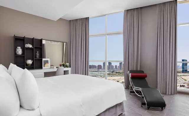 جناح بسرير كينج بإطلالة على المدينة بمطبخ في طابق مرتفع، Staybridge Suites Doha Lusail 2/6