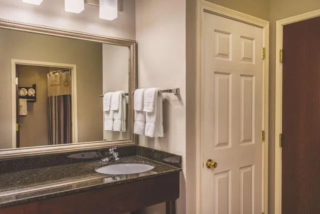 Deluxe, Suite, King Bed, La Quinta Inn & Suites by Wyndham Louisville East 2/3