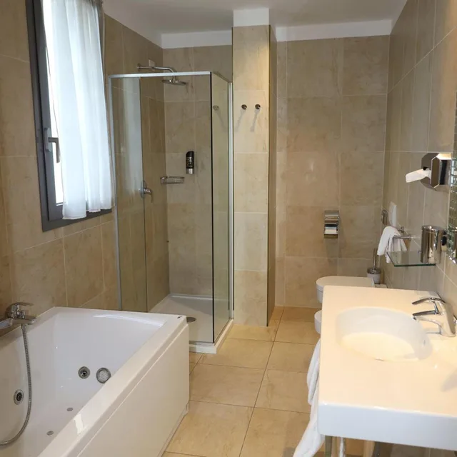 غرفة كلاسيكية رباعية، One Hotel & Restaurant 9/10