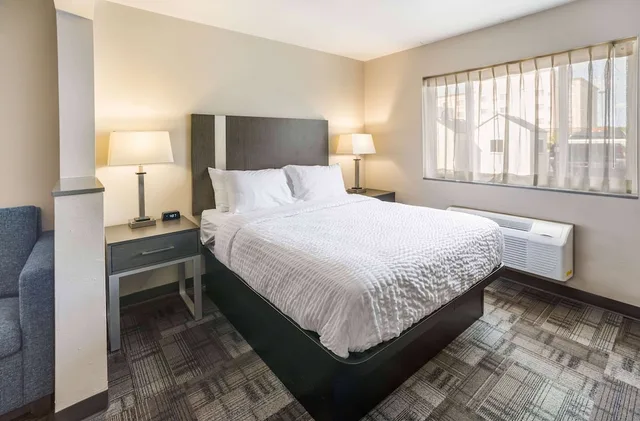 غرفة بسرير كوين لذوي الإعاقة، AmericInn by Wyndham Green Bay Near Stadium 2/3