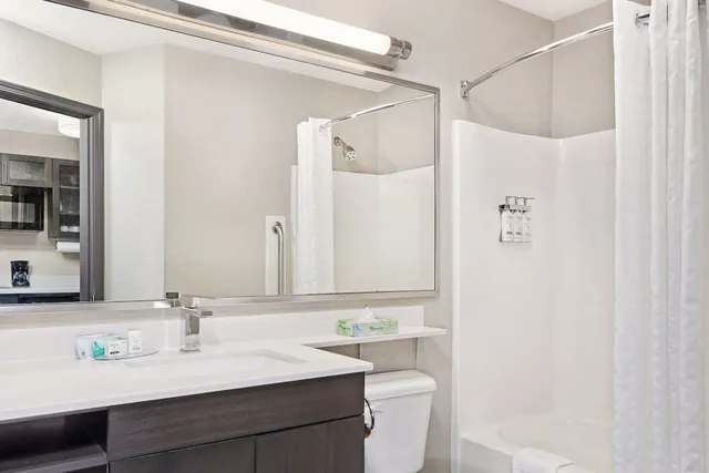 غرفة قياسية بسرير كوين، Candlewood Suites Appleton 7/10