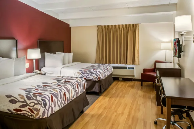 غرفة بسريرين مزدوجين، Red Roof Inn Richmond, IN 1/5