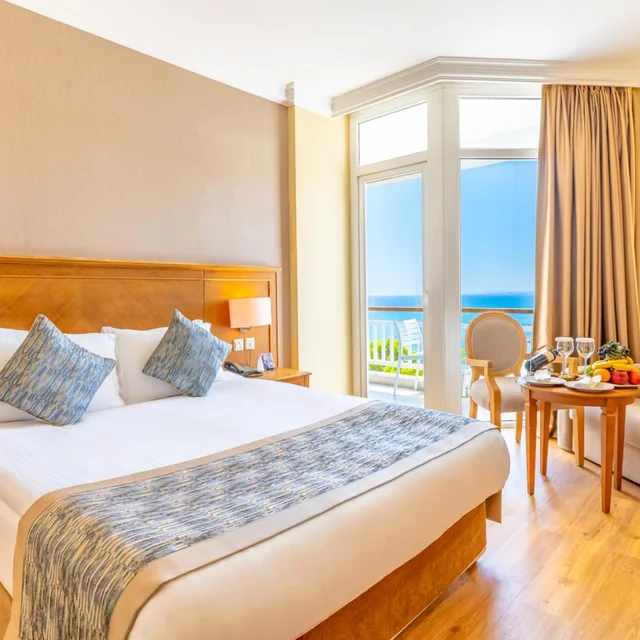 غرفة قياسية بسرير مزدوج أو سريرين منفصلين بإطلالة على البحر، Salamis Bay Conti Resort and Casino 1/8