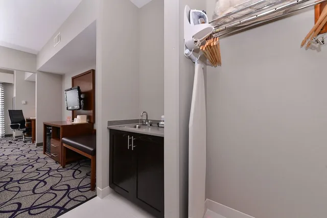 غرفة قياسية بسريرين كوين، Comfort Inn & Suites Frisco - Plano 4/4