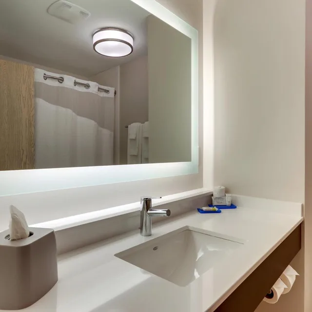 جناح بسرير كينج مع أريكة لذوي الإعاقة، Holiday Inn Express & Suites Corbin, an IHG Hotel 7/9