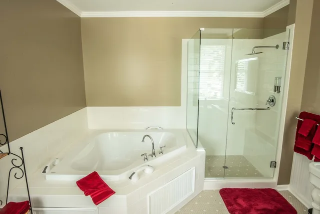 Julia, King Bed, Jetted Tub، Valparaiso Inn Bed & Breakfast 1/1