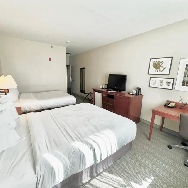 غرفة بسرير كينج وسريرين كوين، Country Inn & Suites By Radisson, Emporia, VA 1/3
