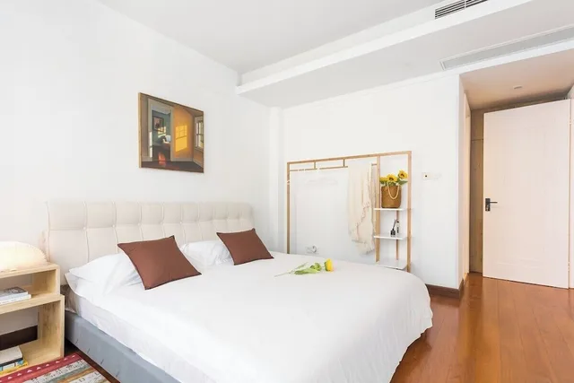 2 Bedrooms, Senior, Apartment, Queen Bed, Balcony، Book and Bed-People's Square 2/10