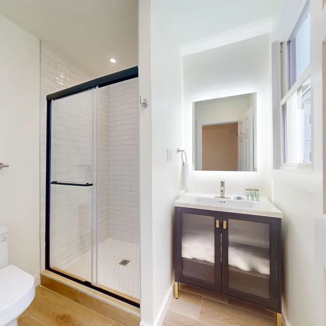 2 Bedrooms, Junior Suite, 2 Queen Beds, 2 Bathrooms، Ocean Breeze Hotel 5/5