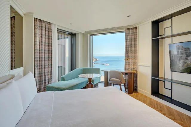 Deluxe, King Bed, Partial Sea View, Grand Josun Busan 1/1