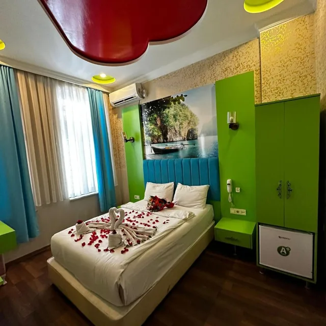 غرفة قياسية بسرير كينج، Megaron Hotel 3/10