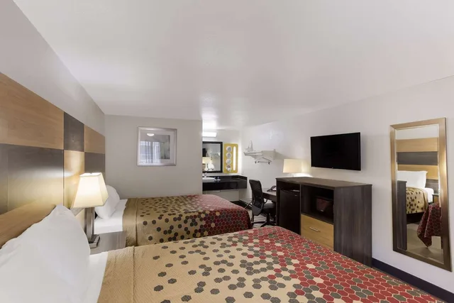 2 Queen Beds - Non-Smoking, Micfridge، Motel6 Cross Lanes, WV–Goff Mountain Rd 2/5
