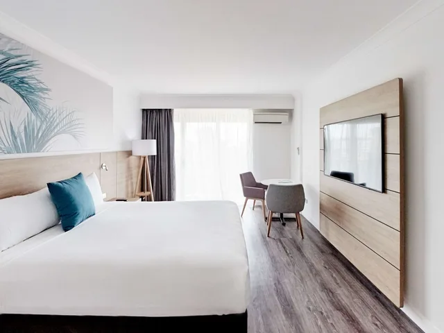 غرفة ديلوكس بسرير كينج بإطلالة على المسبح، Novotel Cairns Oasis Resort 3/10