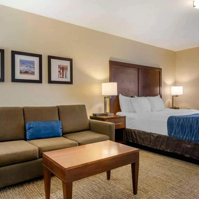 غرفة بسرير كينج مع أريكة، Comfort Inn Bozeman near University 2/4