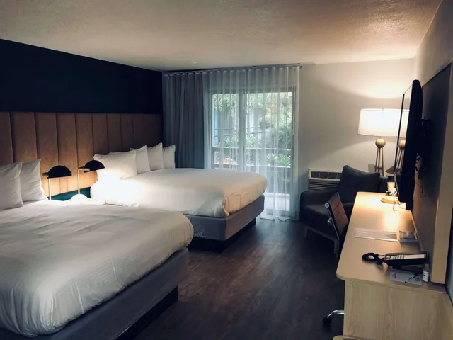 غرفة بسريرين كوين بإطلالة على الفناء بشرفة، Best Western Portland West Beaverton 2/10