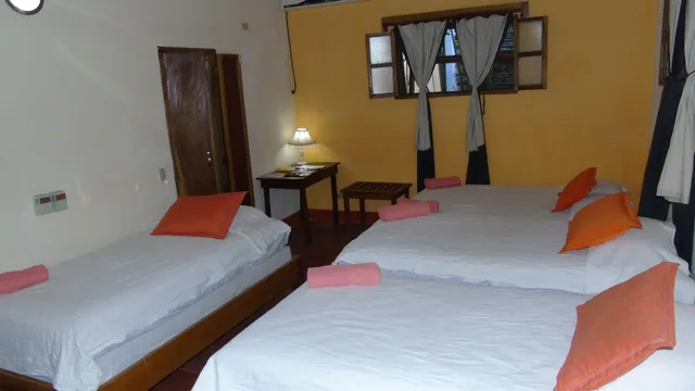 Family, 1 Double and 4 Single Beds، CASA BARCELONA HOTEL 3/6