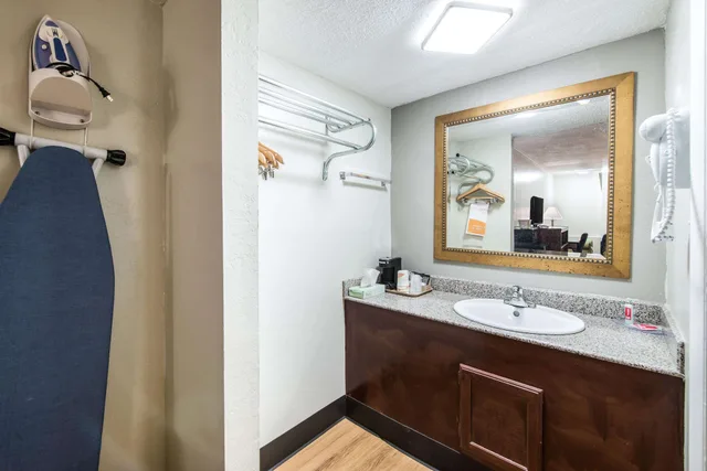 Room, Single, 2 Queen Beds, Sofa، Rodeway Inn St. Joseph MI 5/6