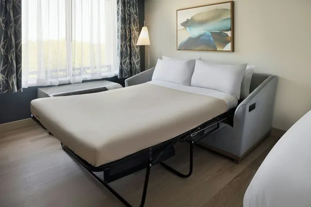غرفة بسرير كينج بشرفة مع أريكة، Courtyard by Marriott Sandestin at Grand Boulevard 1/11