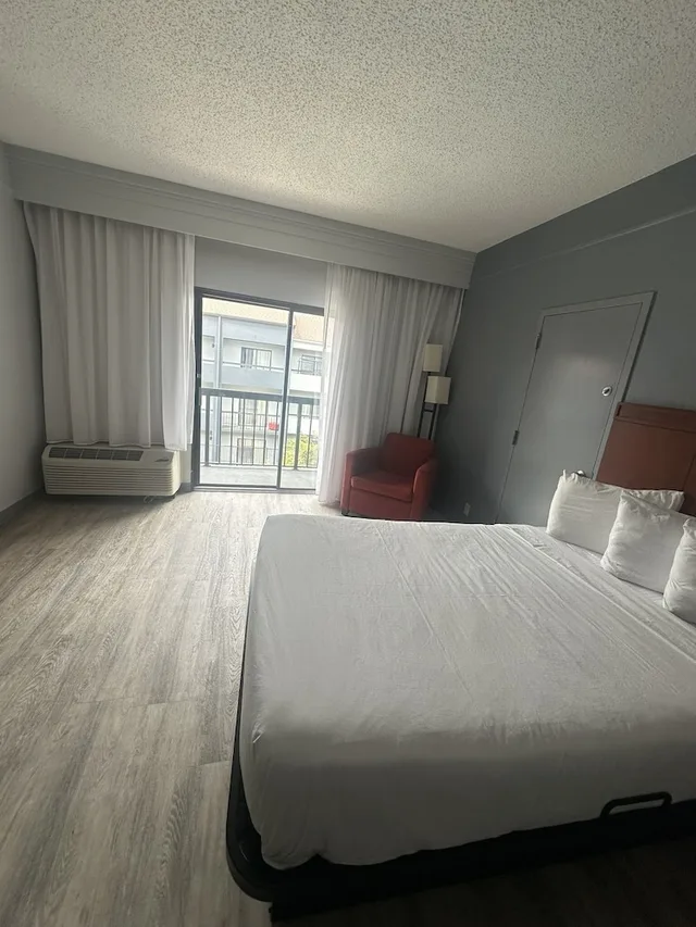 غرفة بسرير كينج لذوي الإعاقة، Super 8 by Wyndham Dallas Love Field Airport 2/10