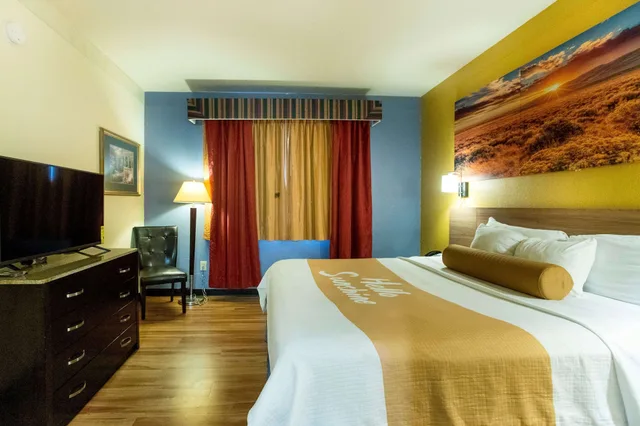 Deluxe, King Bed, Smoking, Days Inn & Suites By Wyndham Houston North/Aldine 4/6