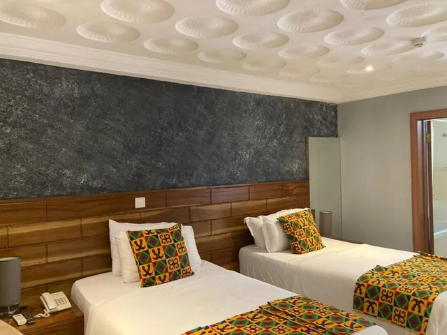 غرفة بسريرين منفصلين، Airport West Hotel 2/10