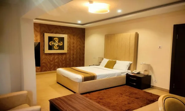 غرفة قياسية، The Cabin Hotel 1/2