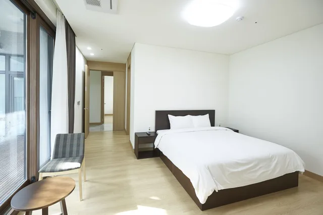 White, Family, Suite, 1 Single and 2 Double Beds، Hotel Around Pyeongchang 3/5