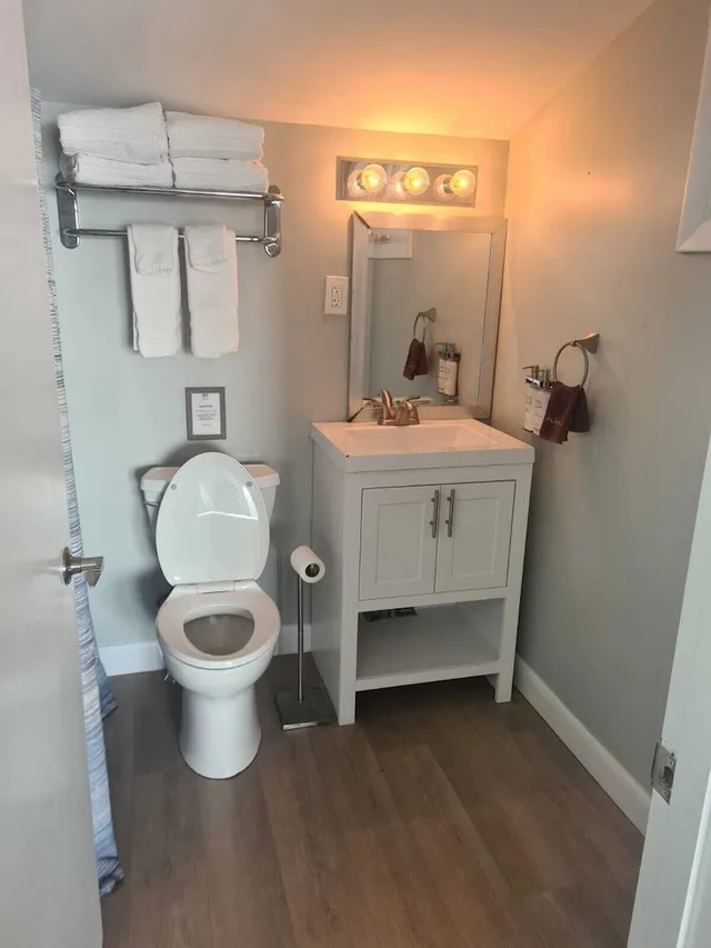 Comfort, King Bed, Bay View، Smuggler’s Cove Inn 5/5
