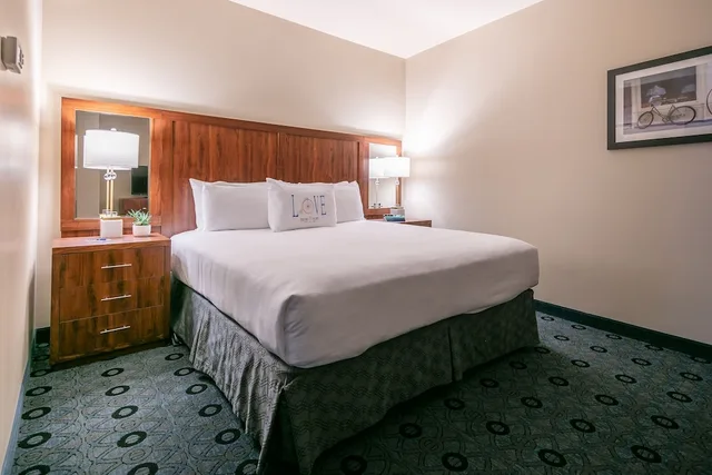 Atrium, Street, Suite, King Bed، Bicycle Street Inn and Suites 1/2