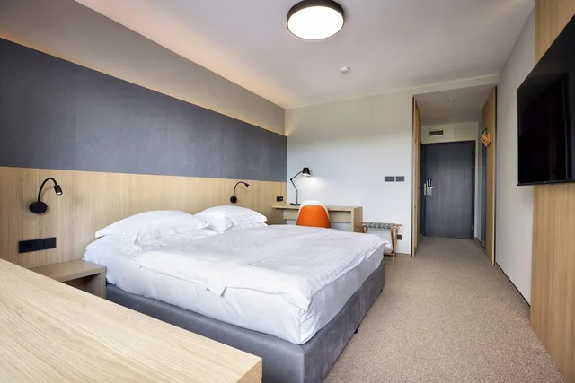 Room, Queen Bed, Lake Side, Balcony، Hotel Kompas 1/4