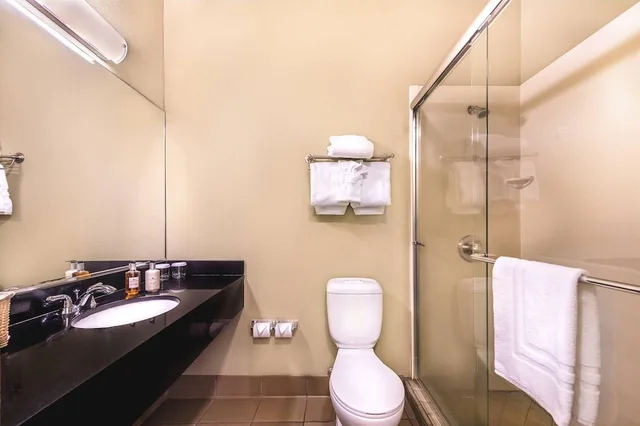 Standard, 2 Queen Beds, Lagoon View، Gaia Hotel Spa Redding Ascend Hotel Collection 10/10