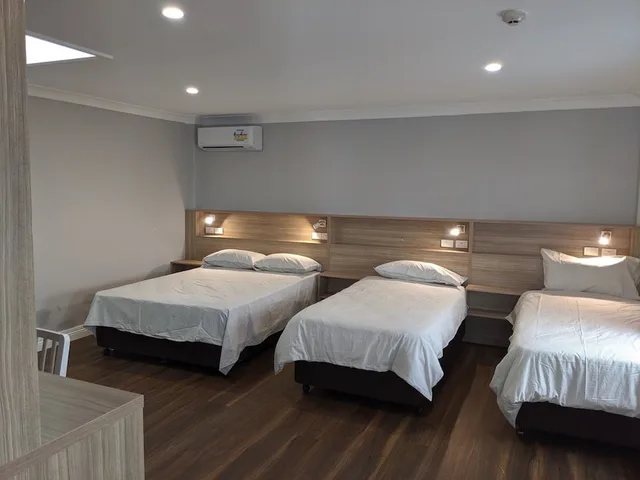 غرفة عائلية رباعية بسرير مزدوج وسريرين منفصلين بحمام خاص، Carnarvon Lodge Kirribilli, Sydney 1/3