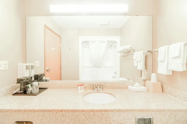 غرفة بسرير كينج لذوي الإعاقة، Days Inn & Suites by Wyndham Beeville 7/7